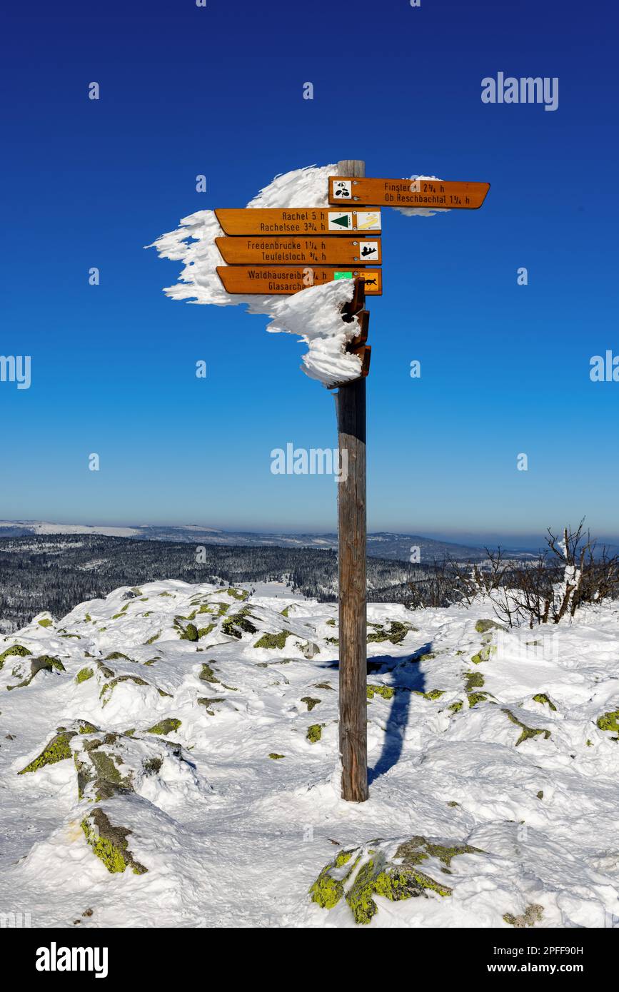 Wegweiser in der Winterlandschaft auf dem Gipfel des Lusen-Berges im Bayerischen Wald, Bayern, Deutschland. Stockfoto
