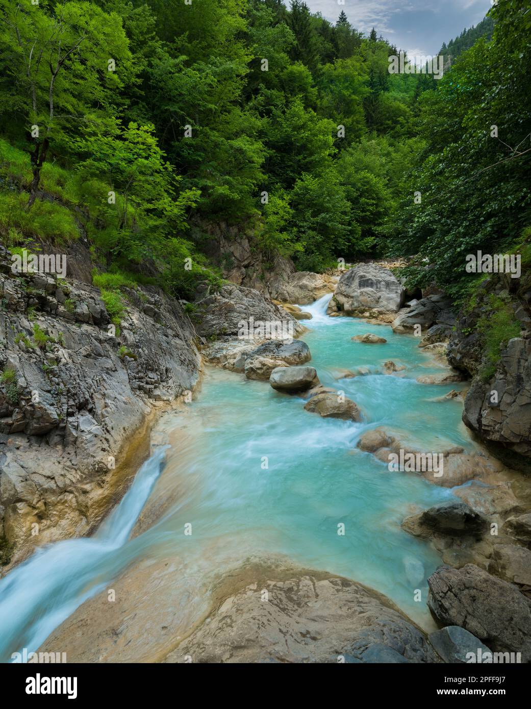 Türkisfarbener Fluss. Blue Lake im Kuzalan Nature Park. Türkische Seen und Wasserfälle. Dereli, Giresun, Türkei Stockfoto