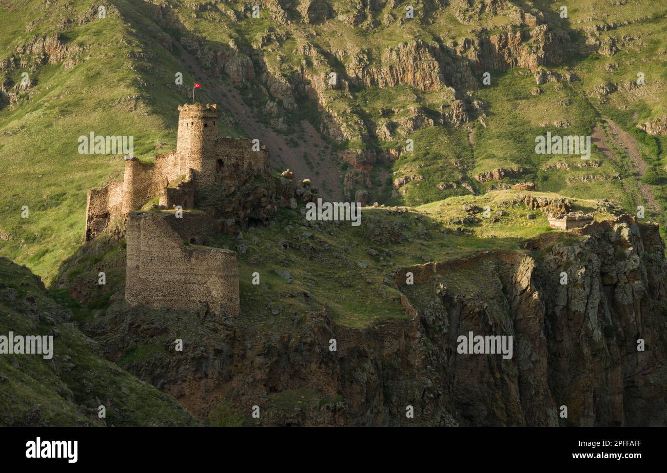 Sonnenuntergang im Teufelsschloss. Das Şeytan Teufelsschloss ist eine alte Burg im Stadtteil Cildir der Provinz Ardahan. Truthahn Stockfoto