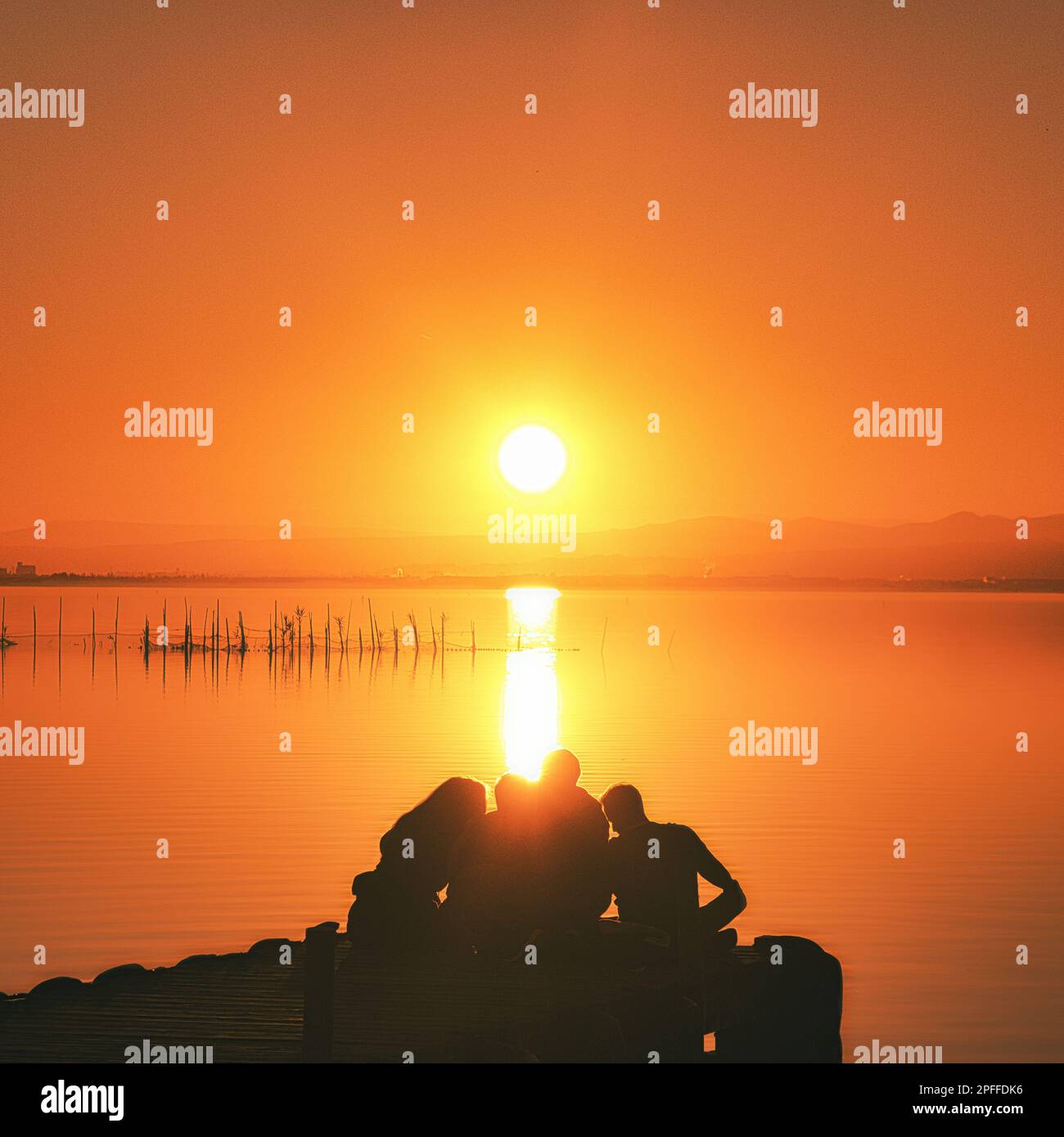 Eine Gruppe von Freunden, die den Sonnenuntergang genießen Stockfoto