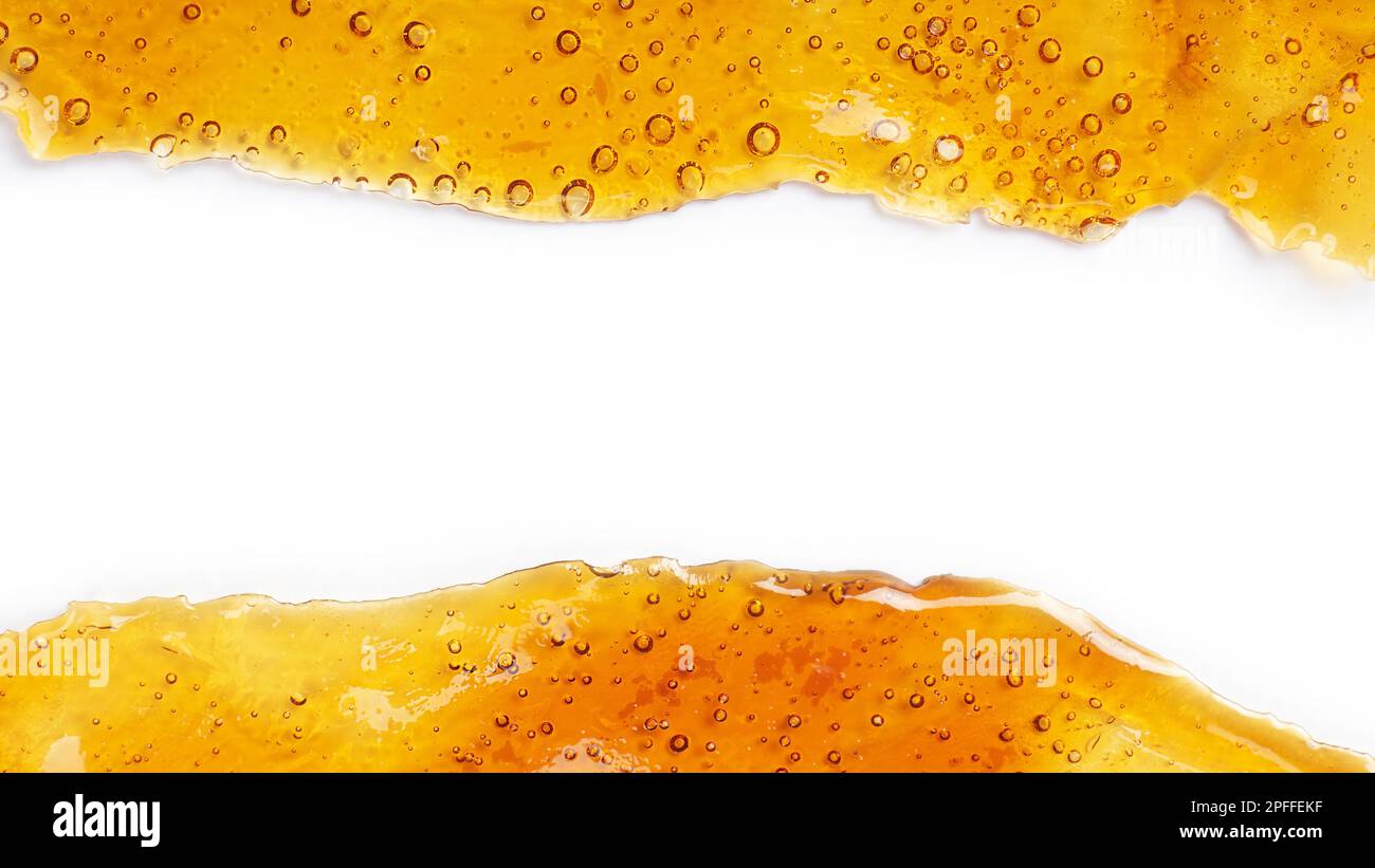 Cannabis-Harzextrakt mit goldenem Splitterharz und weißem Hintergrund mit Kopierbereich für Text. Stockfoto