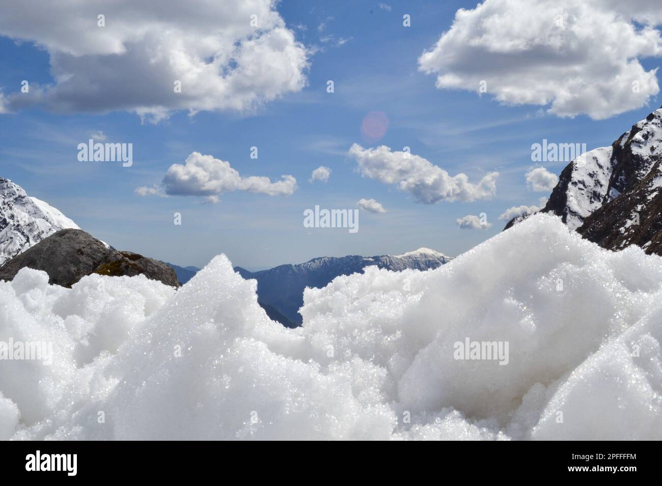 Schnee wie Baumwolle im Himalaya Uttarakhand Indien. Der Himalaya ist eine Bergkette in Asien, die die Ebenen des indischen Subkontinens trennt Stockfoto