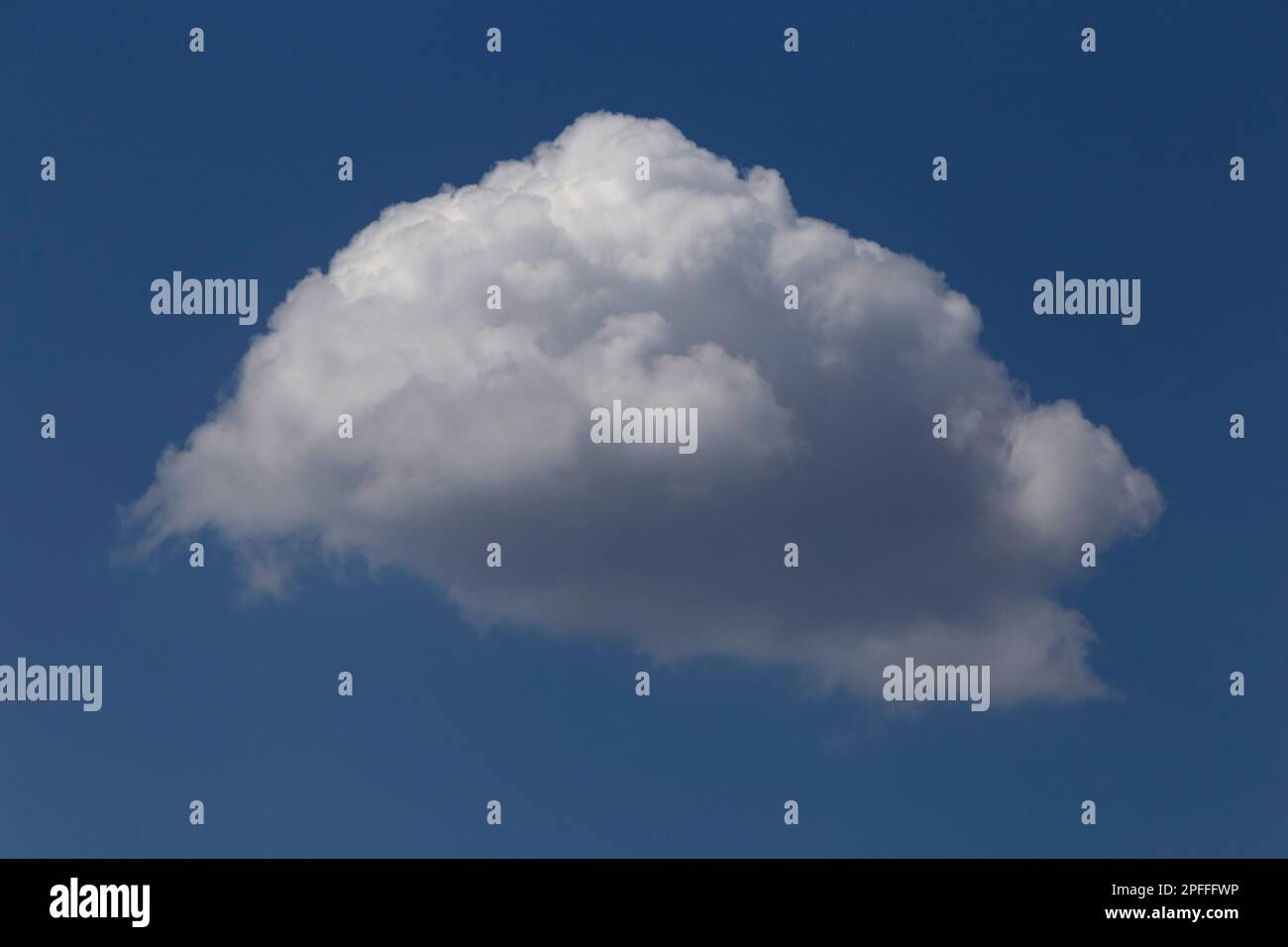 Blick auf weiße, flauschige Wolke in einem blauen Himmel Stockfoto