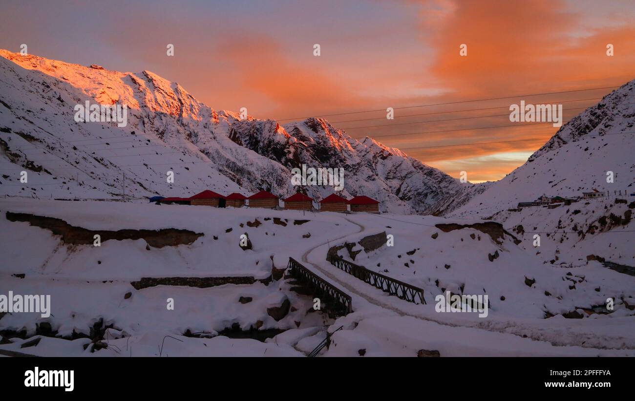 Schneebedeckte Berge, Sonnenstrahlen im Himalaya-Bundesstaat Uttarakhand. Mit langen Bergketten und glitzernden Juwelen auf der Weltkarte, Uttarakhand i. Stockfoto