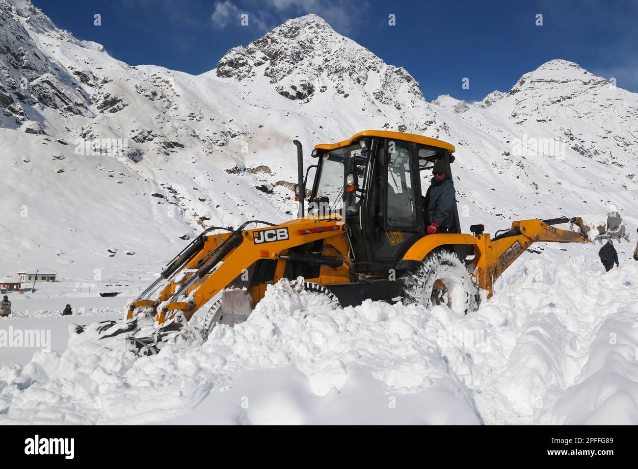 Rudarprayag, Uttarakhand, Indien, September 09 2014, JCB-Maschine arbeitet im Schneefall bei der Rekonstruktion von kedarnath. Die Regierung hat einen Wiederaufbauplan aufgestellt Stockfoto