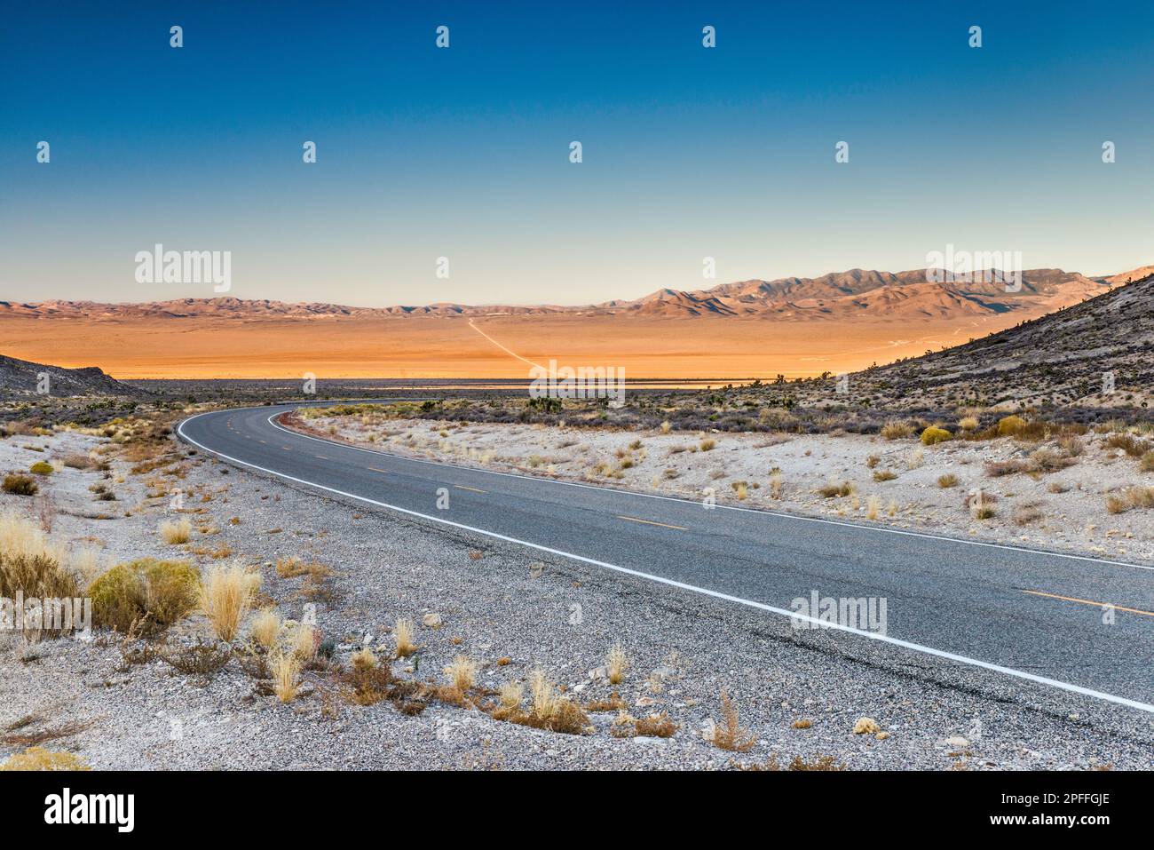 Außerirdischer Highway NV-375, Blick vom Hancock Summit im Tickaboo Valley, Groom Range in der Ferne, Great Basin, Nevada, USA Stockfoto