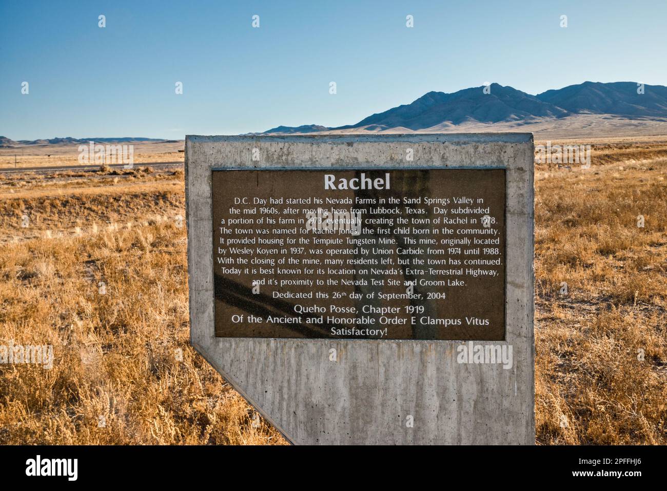 Hinweisschild in Rachel, Groom Range in der Ferne, Sand Spring Valley, Great Basin Desert, Nevada, USA Stockfoto