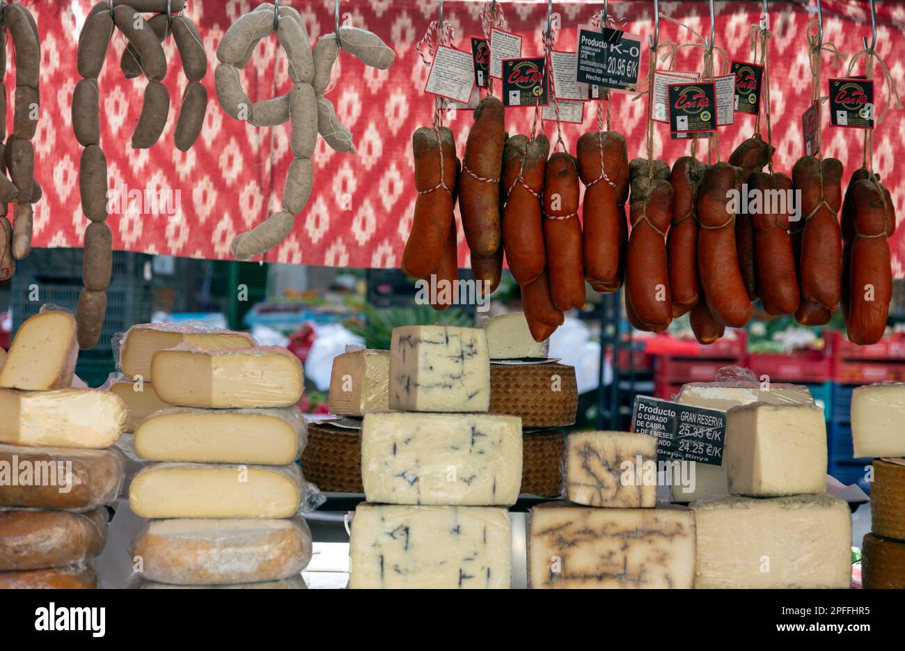Traditionelle Würstchen (Sobasada) und Käse. Lebensmittelmarkt. Dorf Sineu. Insel Mallorca. Spanien Stockfoto