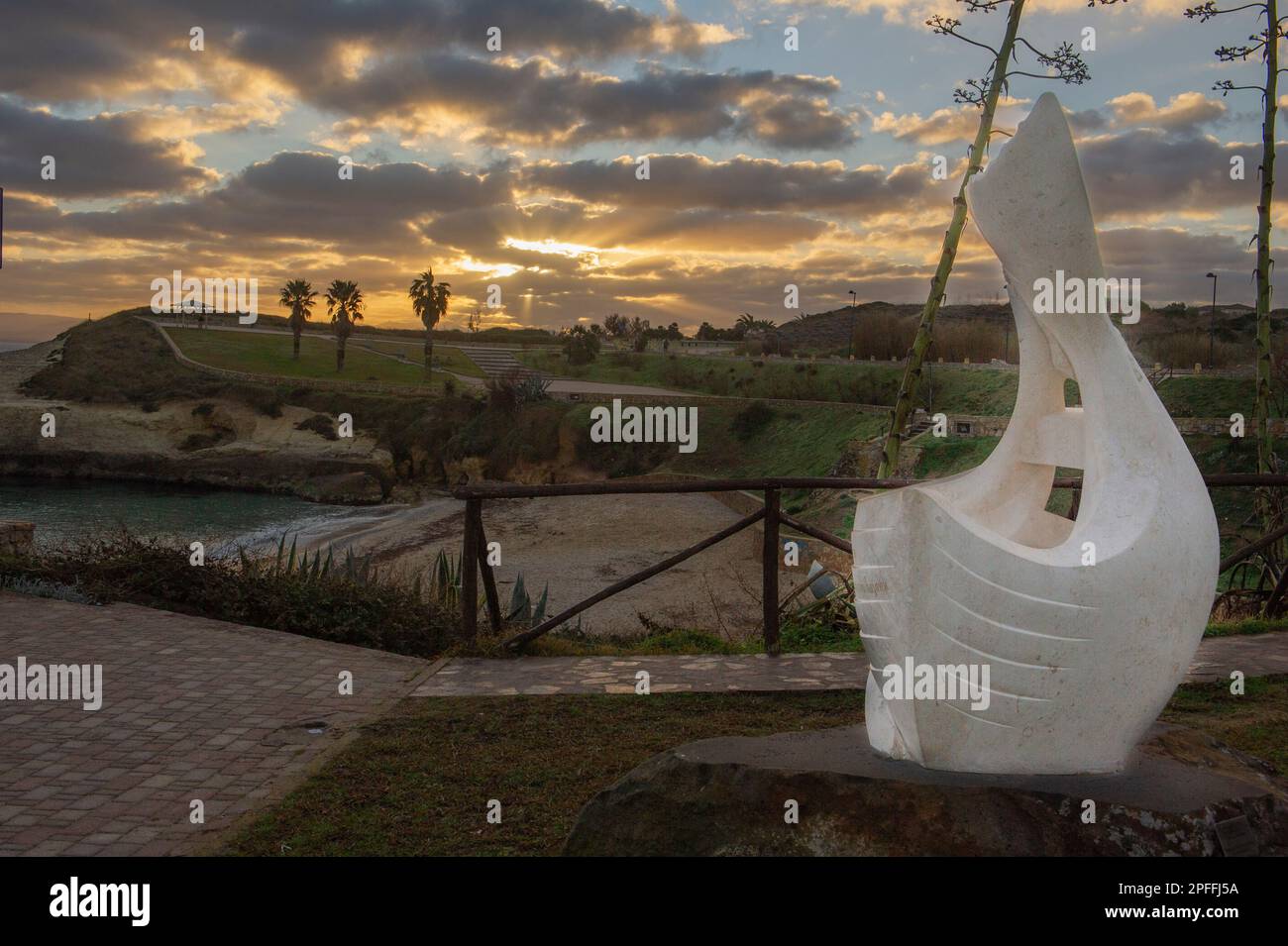 2022. Januar 17 - Italien, Europa, Sardinien - Sonnenaufgang an der Küste von Porto Torres. Balai Beach Stockfoto