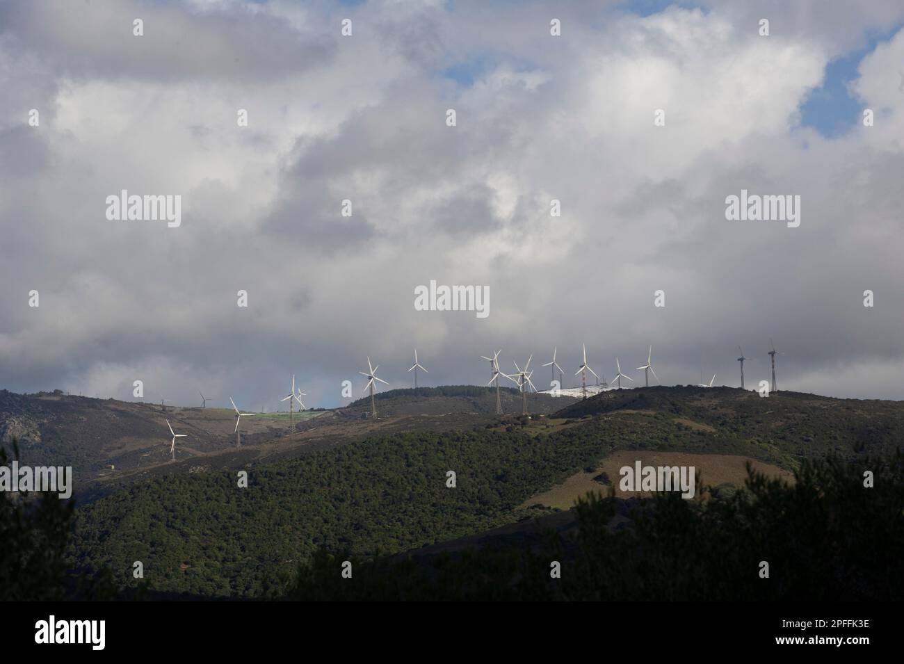 2022. April 26 Italien, Europa. Windturbine zur Stromerzeugung mit Blick auf die Landschaft und klarem Himmel, erneuerbare Energie, Sa Turrina Manna Wind Park in TU Stockfoto