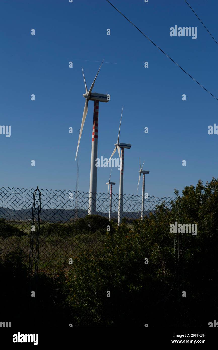 2022. April 26 Italien, Europa. Windturbine zur Stromerzeugung mit Blick auf die Landschaft und klarem Himmel, erneuerbare Energien, Fiumesanto Park in Porto Torres. Stockfoto