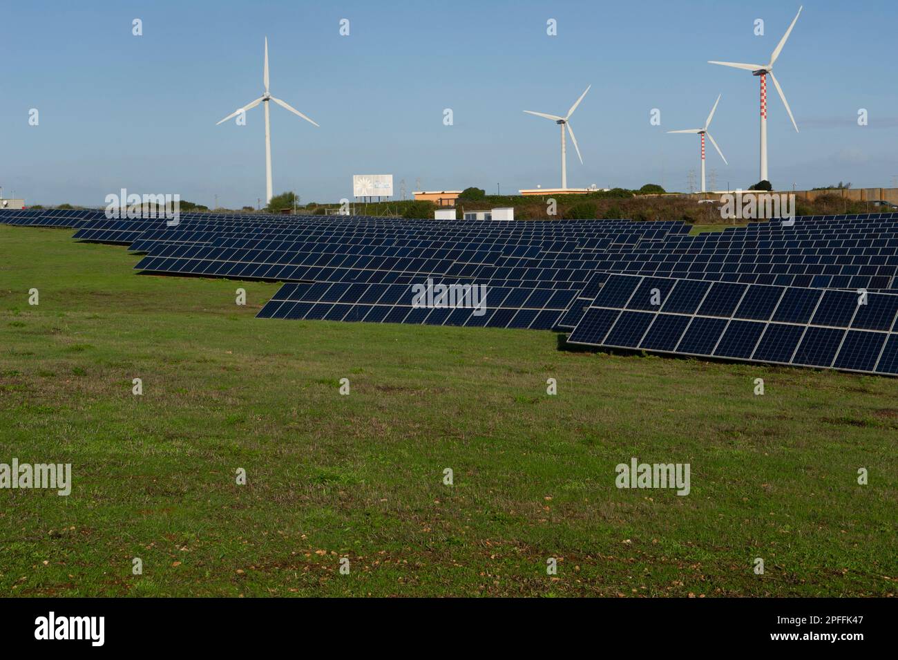 2021 Decembe2021. Dezember 03 - Italien, Europa. Sardinien, Fotovoltaik-Park zur Erzeugung von Strom aus erneuerbaren Energiequellen. Lage Fiumesanto von Porto nach Stockfoto