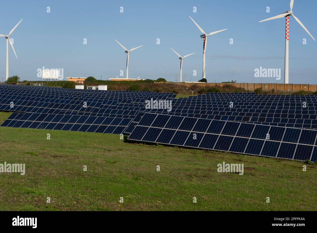 2021 Decembe2021. Dezember 03 - Italien, Europa. Sardinien, Fotovoltaik-Park zur Erzeugung von Strom aus erneuerbaren Energiequellen. Lage Fiumesanto von Porto nach Stockfoto