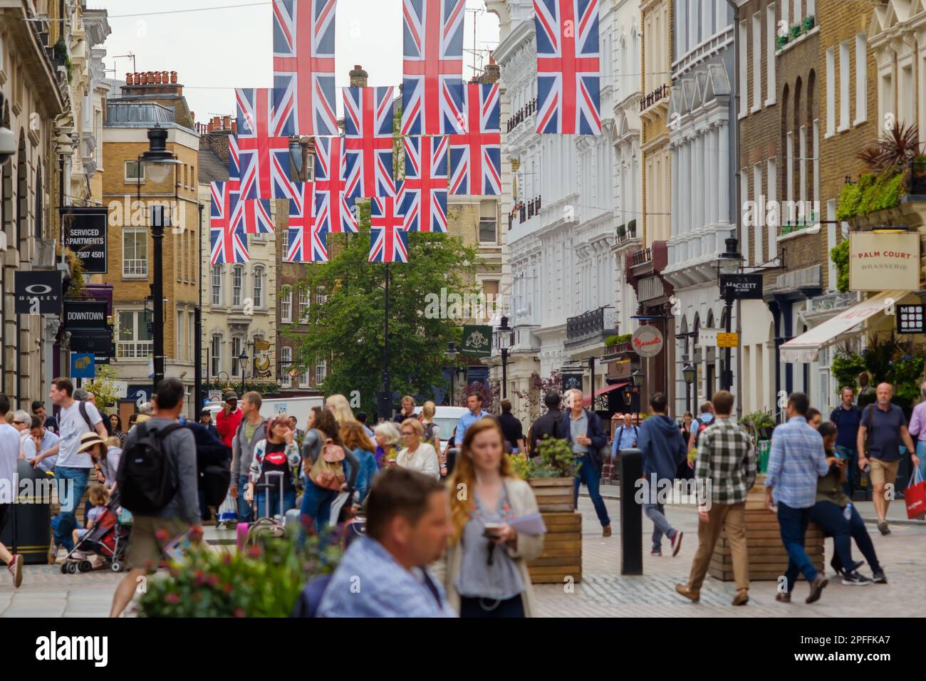 London, Vereinigtes Königreich - 21. Mai 2018 : Blick auf Londoner und Touristen beim Spaziergang durch den Covent Garden in London, Großbritannien Stockfoto