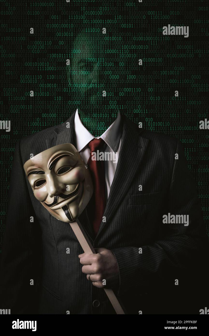 Mann mit Maske in der Hand und binärem Code-Hintergrund, Hacker-Konzept Stockfoto