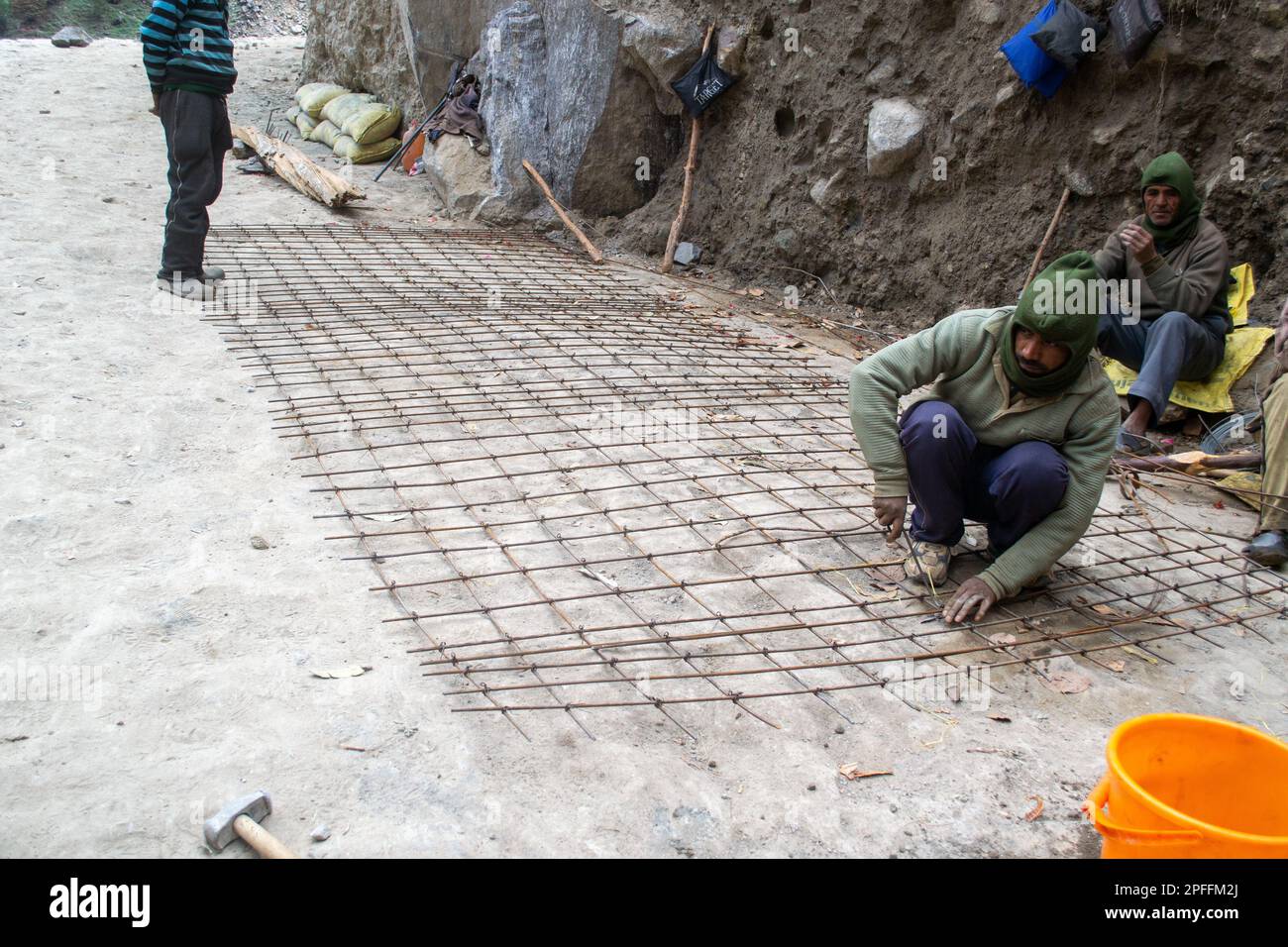 Rudarprayag, Uttarakhand, Indien, Mai 18 2014, Labor Working for Kedarnath Reconstruction in India. PM Narendra Modi hatte die Grundsteine gelegt Stockfoto