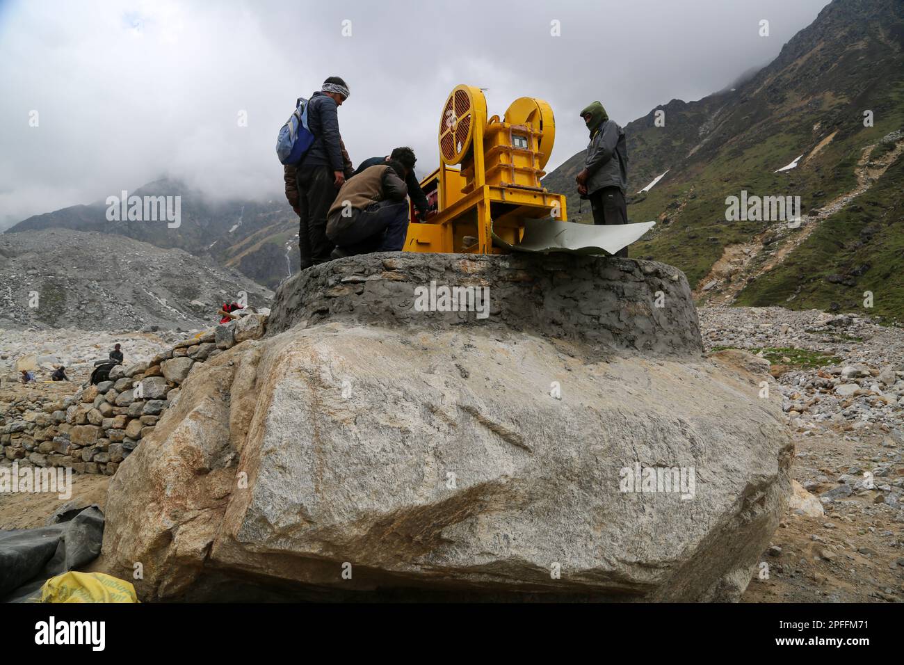 Rudarprayag, Uttarakhand, Indien, Juni 19 2014 Arbeiter, die im Kedarnath-Wiederaufbauprojekt mit Maschinen arbeiten. Die Regierung hat einen Wiederaufbauplan aufgestellt Stockfoto