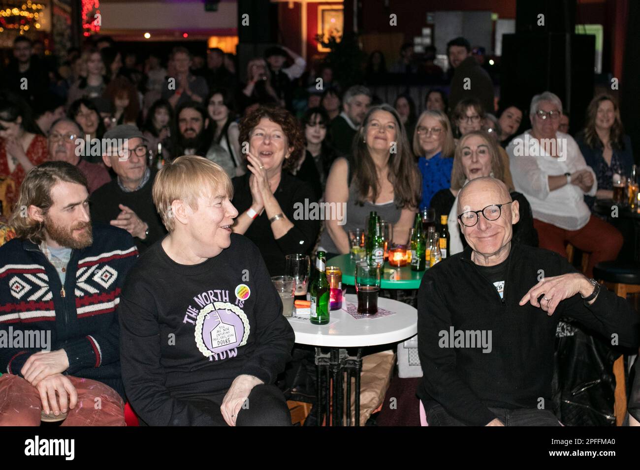 Eamonn McCann feiert seinen 80. Geburtstag mit seinem Partner Goretti Horgan und seinen Freunden. Stockfoto