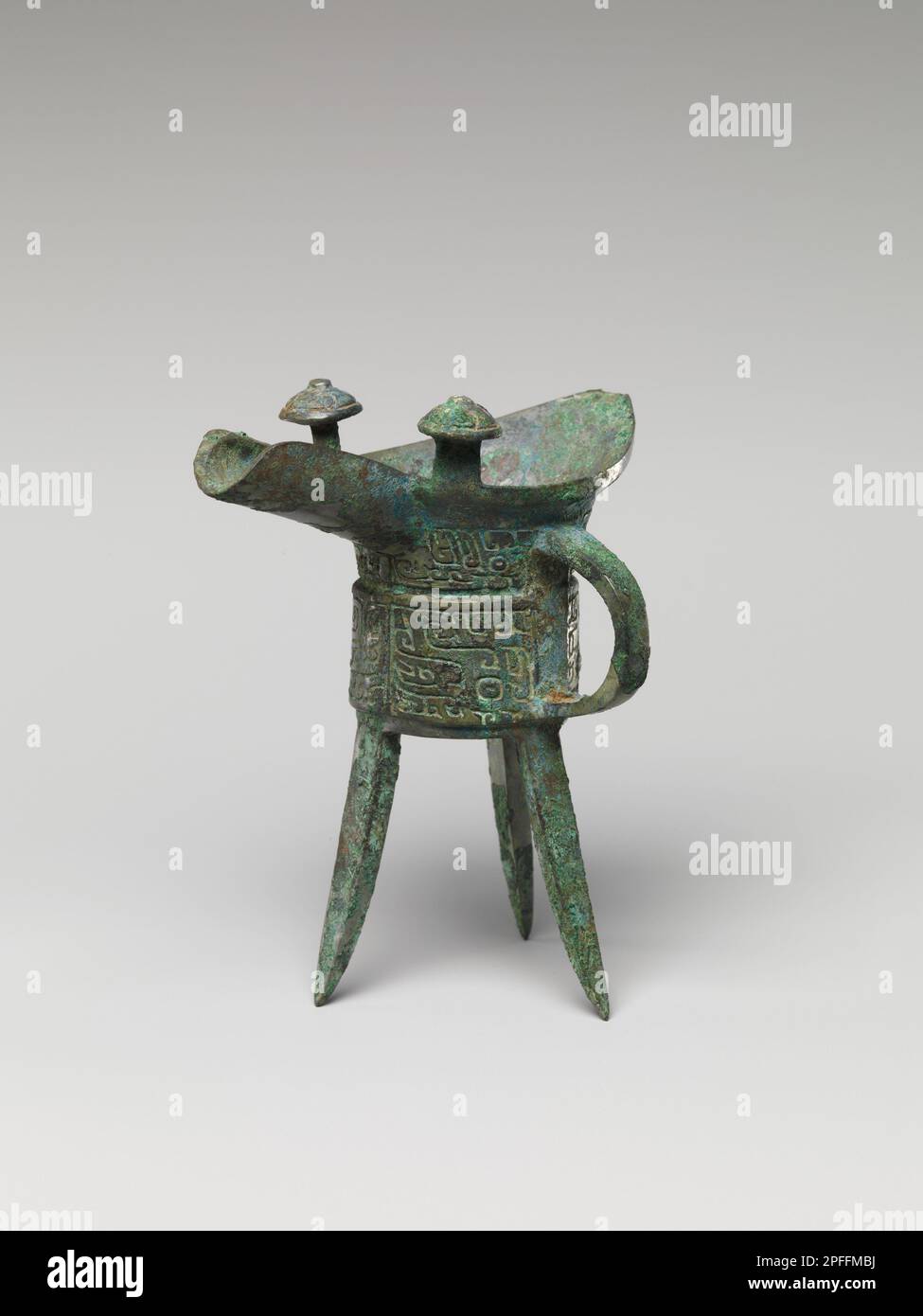 Miniatur-Weinwärmer (Jue), Shang-Dynastie (ca. 1600–1046 v. Chr.), Ende des 14. Jahrhunderts v. Chr Stockfoto Miniatur-Weinwärmer (Jue), Shang-Dynastie (ca. 1600–1046 v. Chr.), Ende des 14. Jahrhunderts v. Chr Stockfoto