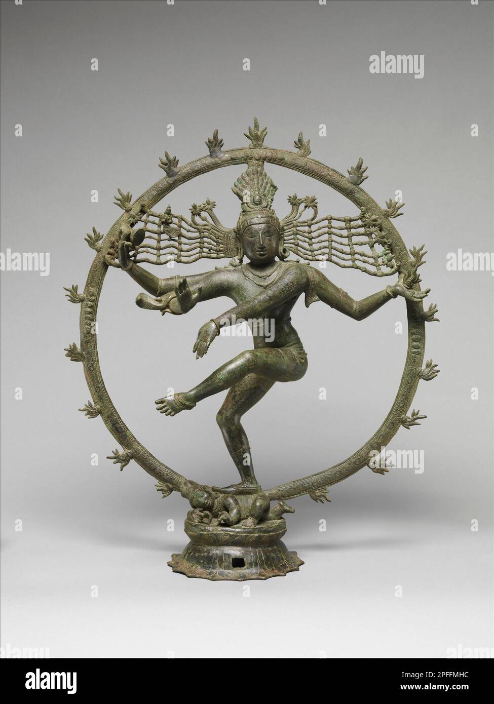 Shiva als Herr des Tanzes (Shiva Nataraja), Chola-Periode (880–1279), Datum Ende des 12. – Anfang des 13. Jahrhunderts, mittelgroße Kupferlegierung Stockfoto