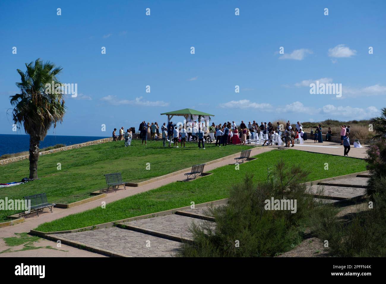 10. september 2022: Italien, Sardinien, Sassari, Porto Torres, Hochzeitsfeier über dem Balai-Strand vor dem Meer. Stockfoto