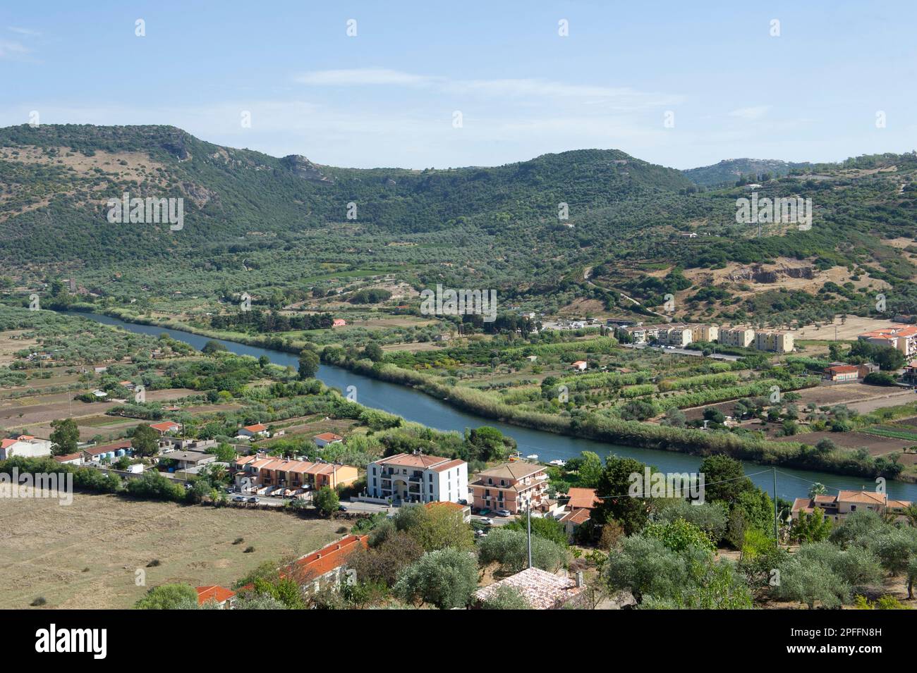 September 03, 2022 – Europa, Italien, Sardinien, Oristano, Blick auf Bosa, das wunderschöne Dorf mit bunten Häusern und das mittelalterliche Schloss Malaspina. Anzeigen Stockfoto