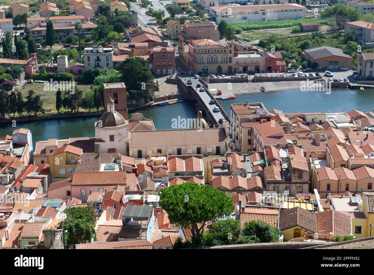 September 03, 2022 – Europa, Italien, Sardinien, Oristano, Blick auf Bosa, das wunderschöne Dorf mit bunten Häusern und das mittelalterliche Schloss Malaspina. Anzeigen Stockfoto