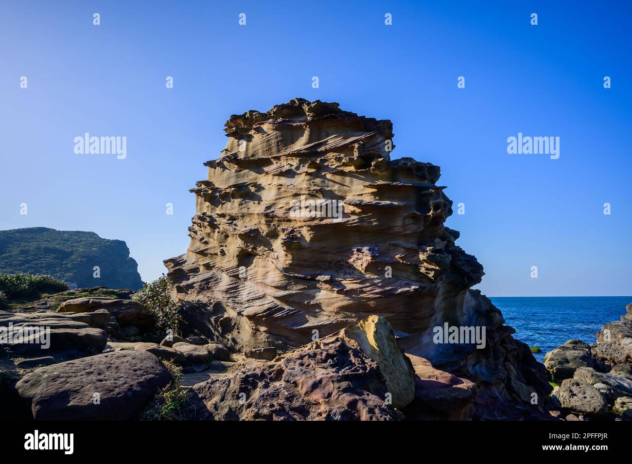 Die Gestalt des Fels ist wie Eis. Das Meer und der Himmel sind in einer Farbe. Die eigenartige felsige Landschaft von Ruifang Nanya, New Taipei City. Taiwan Stockfoto