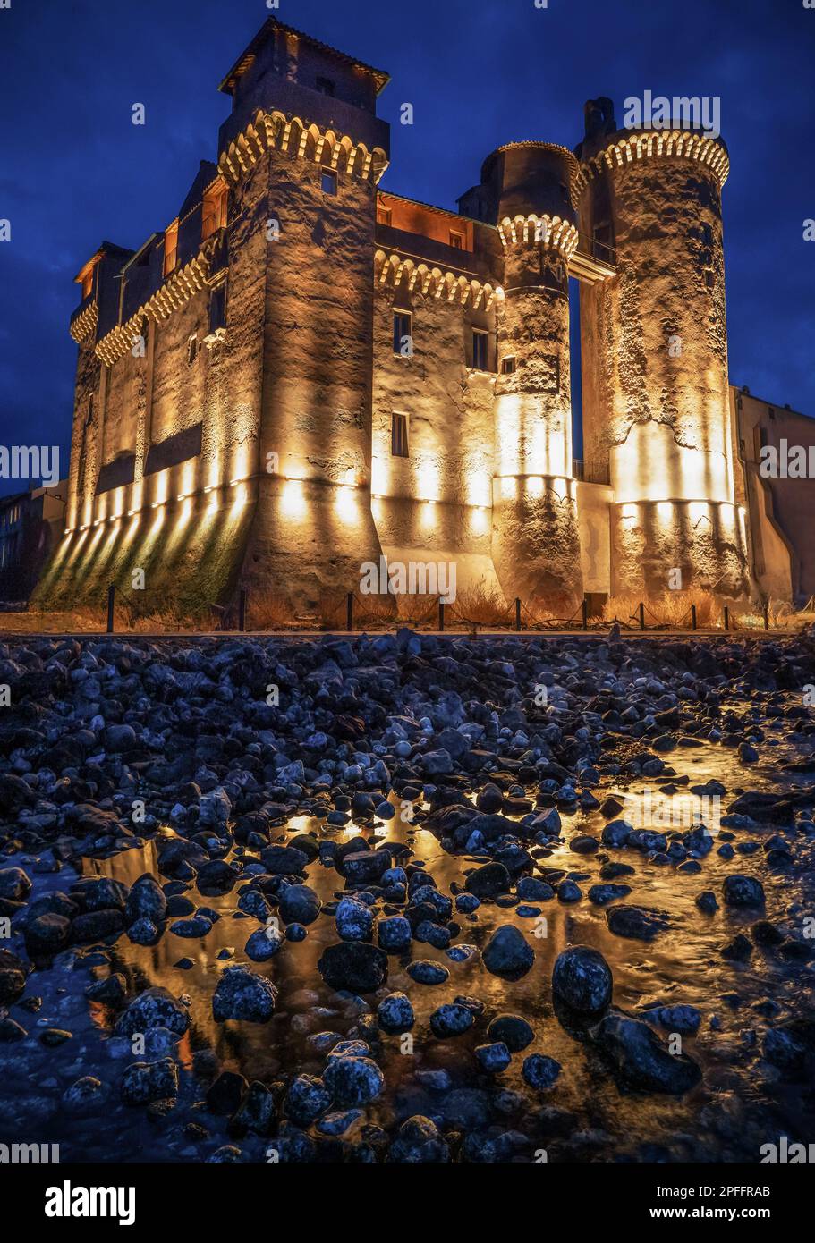 Santa Severa (Italien) - Die mittelalterliche Burg und Stadt Santa Severa, Provinz Rom, am Meer von Tireno mit dem Riff am Wasser. Hier in der Abenddämmerung Stockfoto
