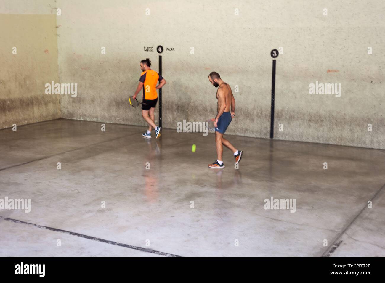 Pamplona, Spanien - 02. August 2022: Männer spielen Squash auf dem Betonfeld Stockfoto