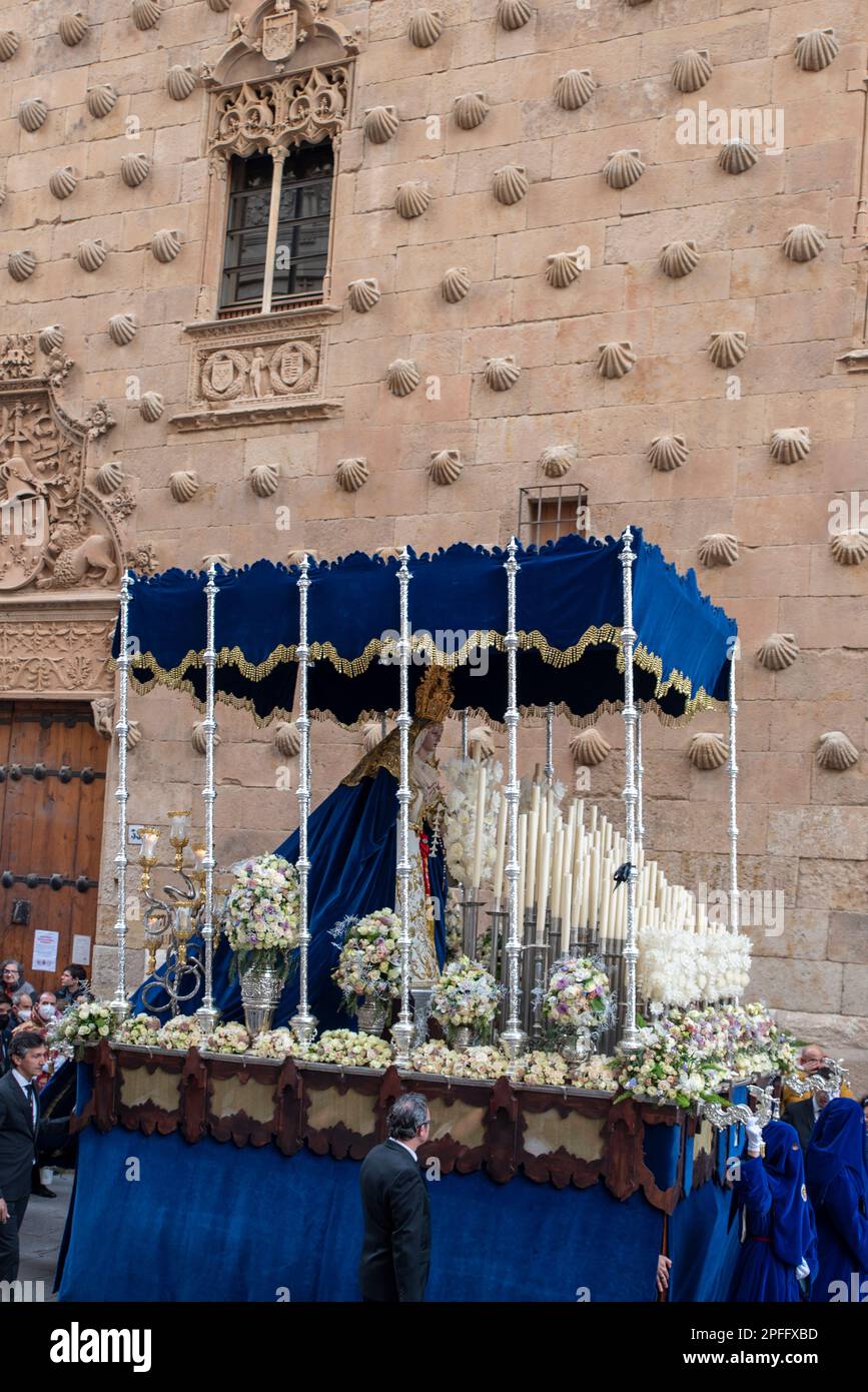 Salamanca, Spanien; April 2022: Das Bild unserer Frau der Nächstenliebe und Trost während der Heiligen Woche in Salamanca, Spanien. Stockfoto