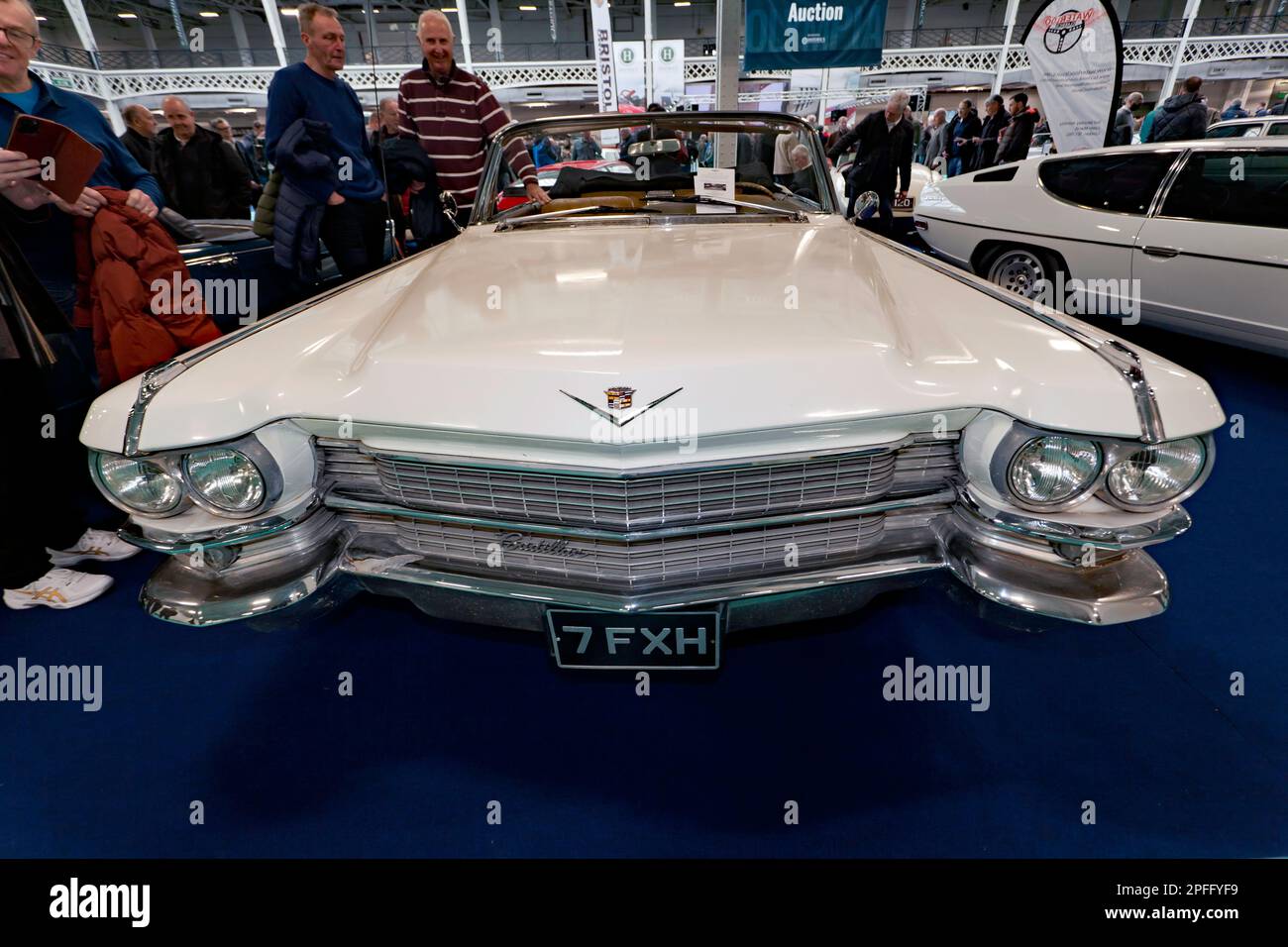 Vorderansicht eines 1963, Cadillac Serie 62, 7. Generation, Cabriolet, ausgestellt auf der London Classic Car Show 2023 Stockfoto