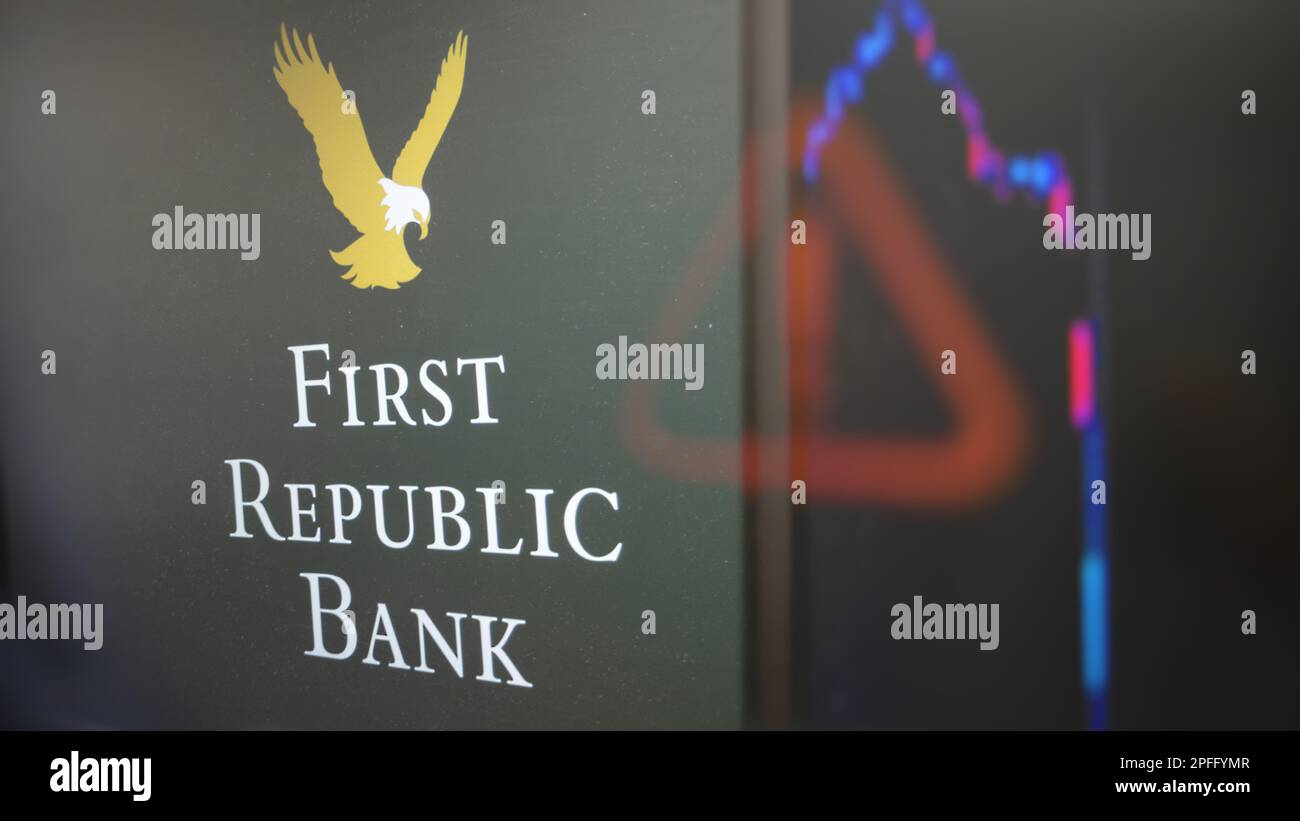 März 17. 2023 New York. Das Logo der First Republic Bank durch ein Glas, mit einer Reflexion eines verschwommenen Warnschilds und einer verschwommenen Aktientabelle auf einem Bildschirm. Stockfoto