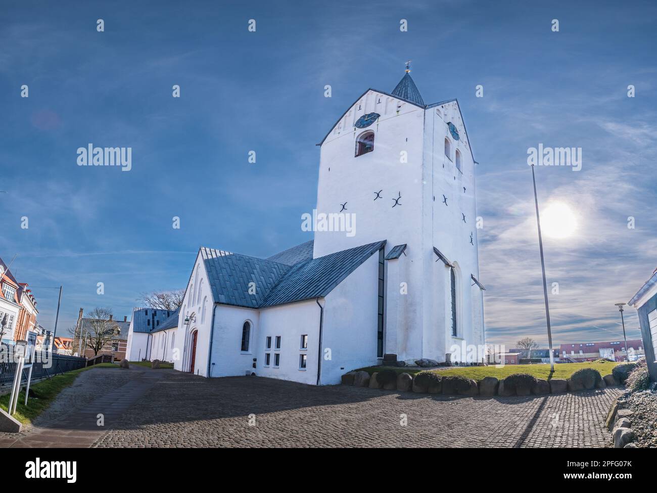 Weiße protestantische Kirche im Zentrum von Thisted in Dänemark Stockfoto