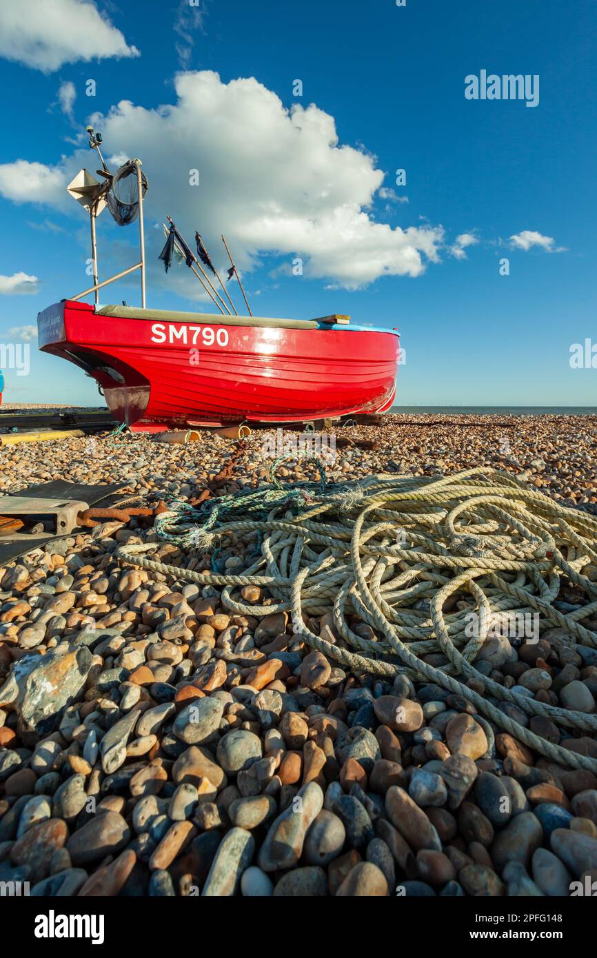 Rotes Fischerboot am Worthing Beach in West Sussex, England. Stockfoto