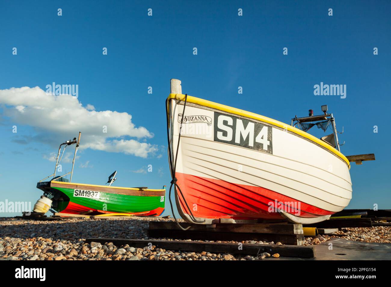 Fischerboote auf Worthing Beach, West Sussex, England. Stockfoto