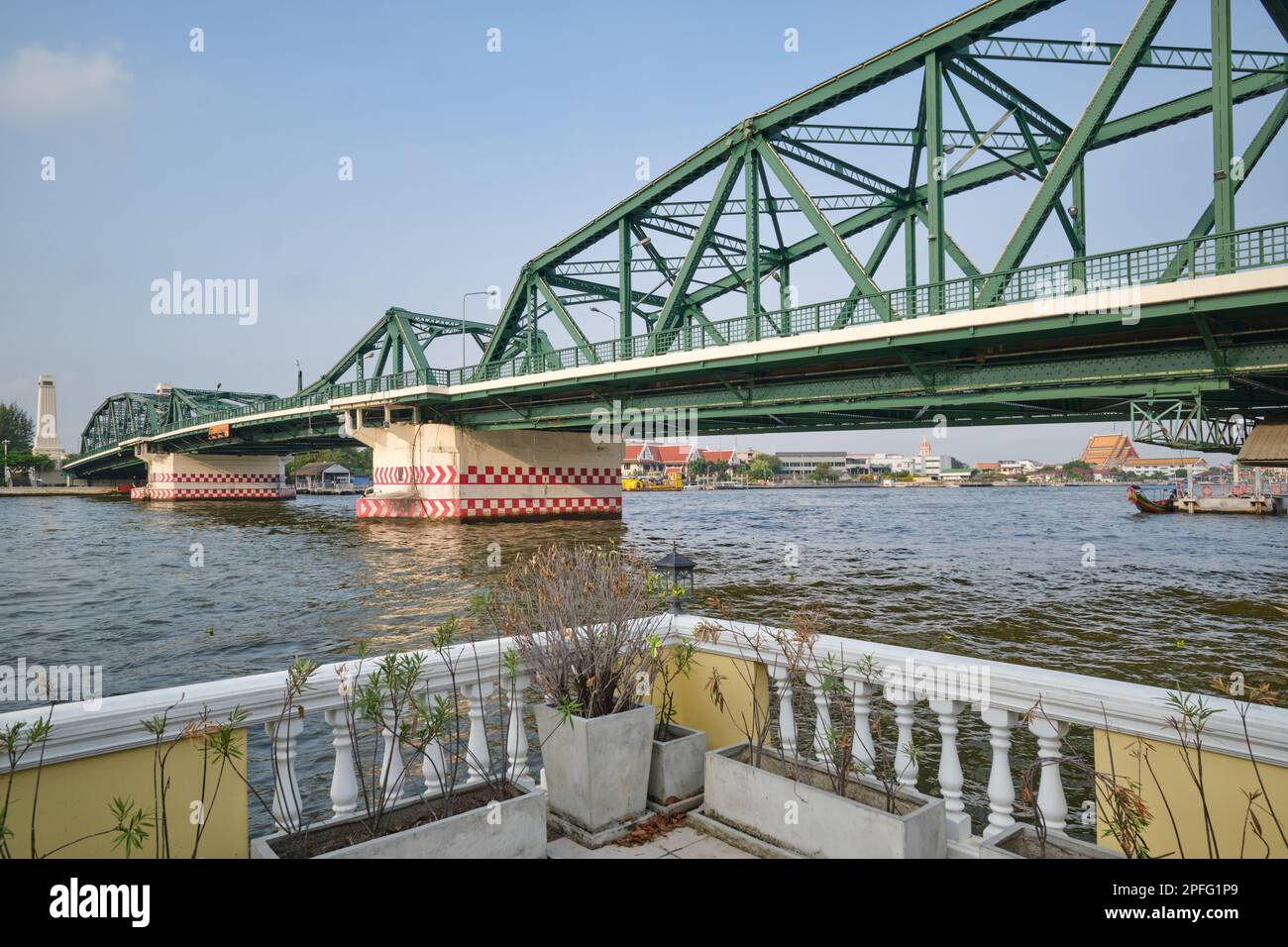 Saphan Phut (Memorial Bridge) über den Fluss Chao Phraya, Bangkok, Thailand, St. Cruz Kirche und Wat Kalayanamit in der Ferne Stockfoto