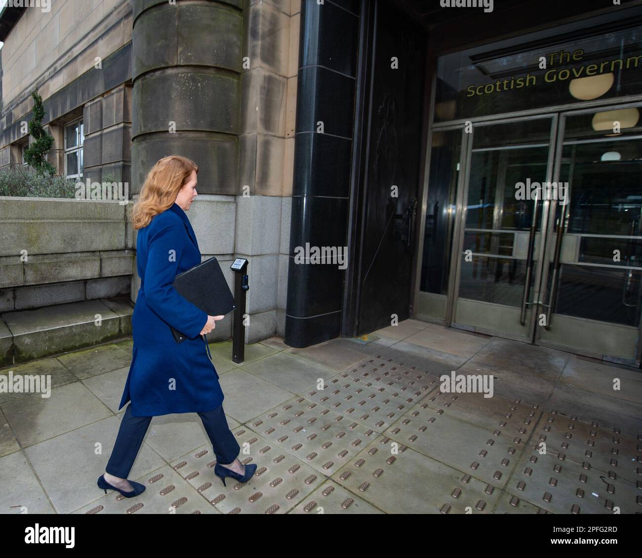 Edinburgh, Schottland, Großbritannien. 17. März 2023. ABBILDUNG: Ash Regan MSP, der das St. Andrews House in Edinburgh betreten hat, um sich mit dem Ständigen Sekretär der schottischen Regierung zu treffen. Kredit: Colin D Fisher/CDFIMAGES.COM Kredit: Colin Fisher/Alamy Live News Stockfoto