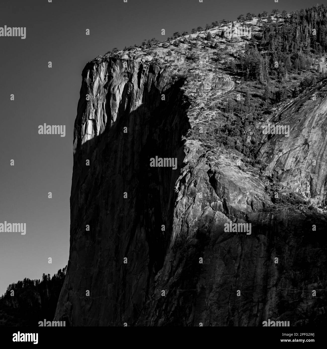 El Cap beginnt an einem klaren Sommertag das Morgenlicht im Yosemite Valley zu fangen Stockfoto