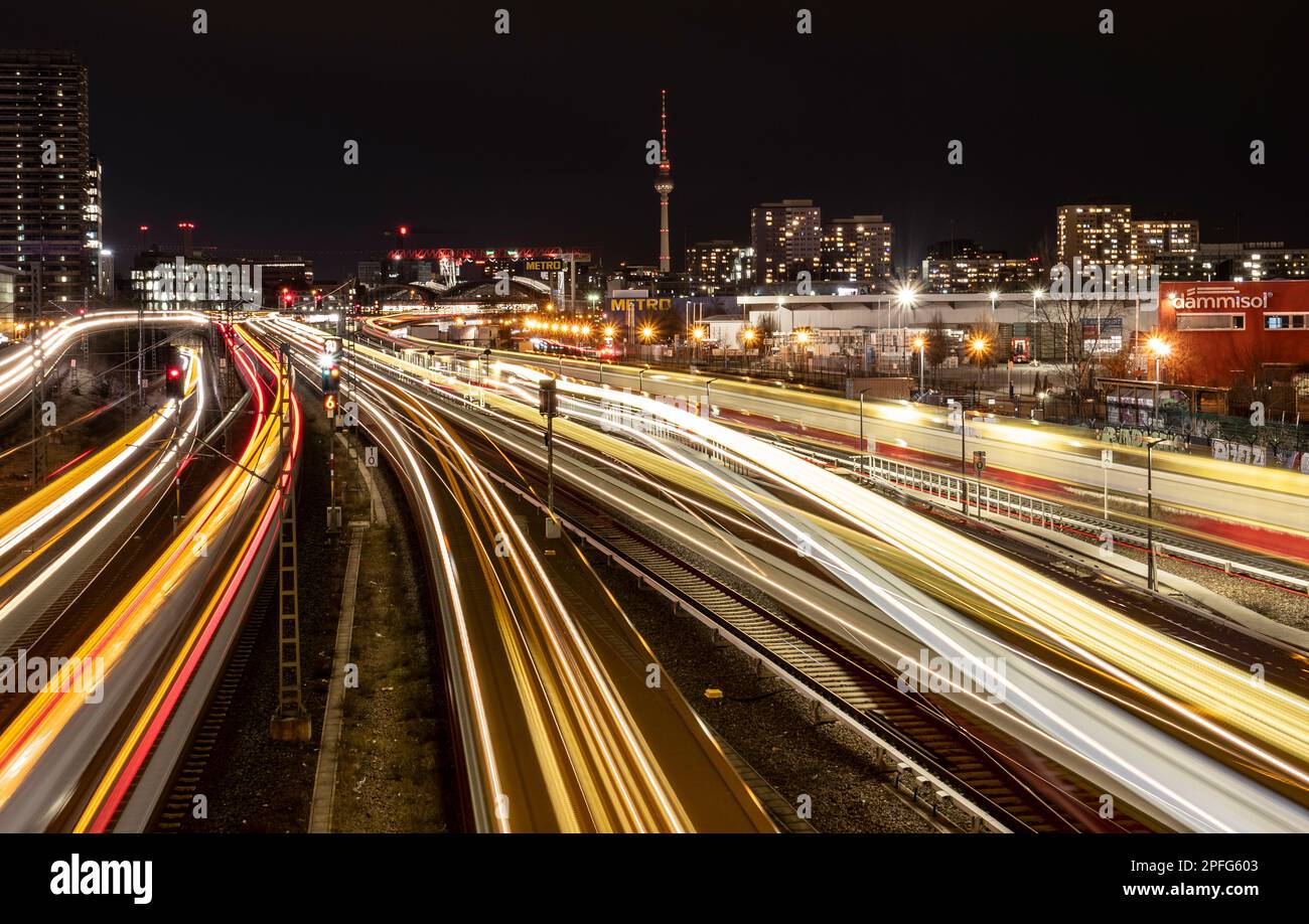 17. März 2023, Berlin: Nur als bunte Streifen können die vorbeifahrenden Züge von der Warschauer Brücke aus gesehen werden. Foto: Paul Zinken/dpa Stockfoto