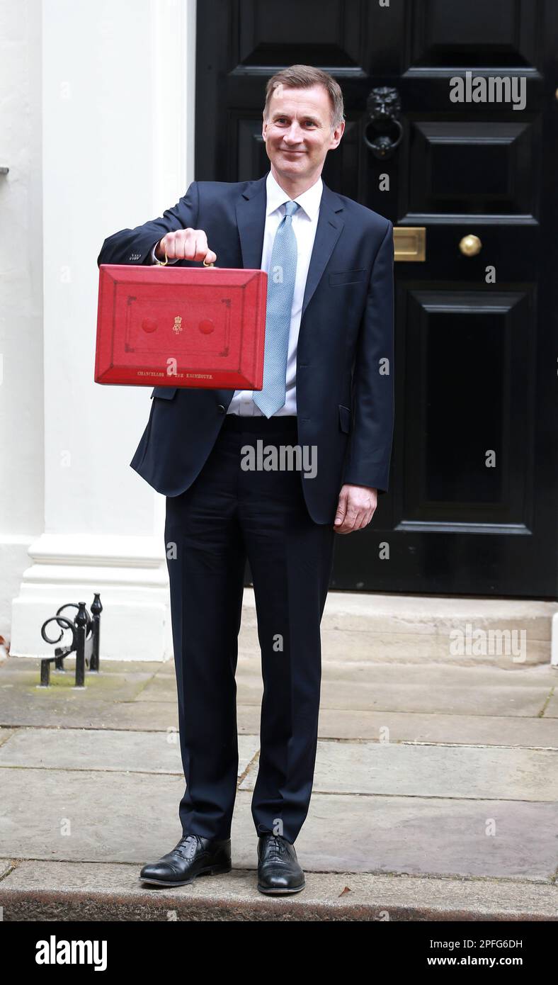 Jeremy Hunt verlässt die Downing Street mit der roten Budgetbox, um dem parlament in London seinen Frühjahrshaushalt vorzustellen. Kanzler Jeremy Hunt Präsentiert Sein Erstes Frühjahrshaushalt. (Foto: Fred Duval / SOPA Images/Sipa USA) Stockfoto