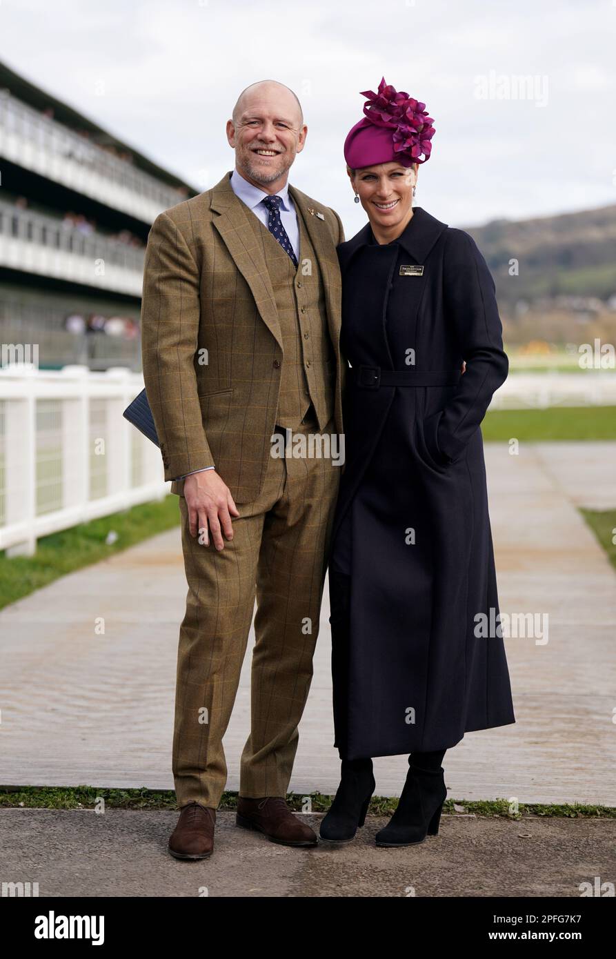 Mike Tindall und Zara Tindall vor dem vierten Tag des Cheltenham Festivals auf der Rennbahn Cheltenham. Foto: Freitag, 17. März 2023. Stockfoto