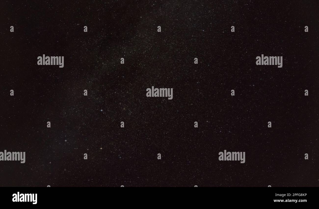 Nachthimmel in der Nähe der Sternenkonstellation Andromeda, fünf markante Sterne bilden Cassiopeia, sichtbar unten links Stockfoto