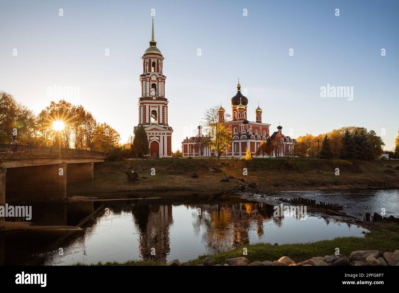 Die Kathedrale der Auferstehung Christi am Flussufer wird von der untergehenden Sonne beleuchtet. Staraya Russa, Region Novgorod, Russland Stockfoto