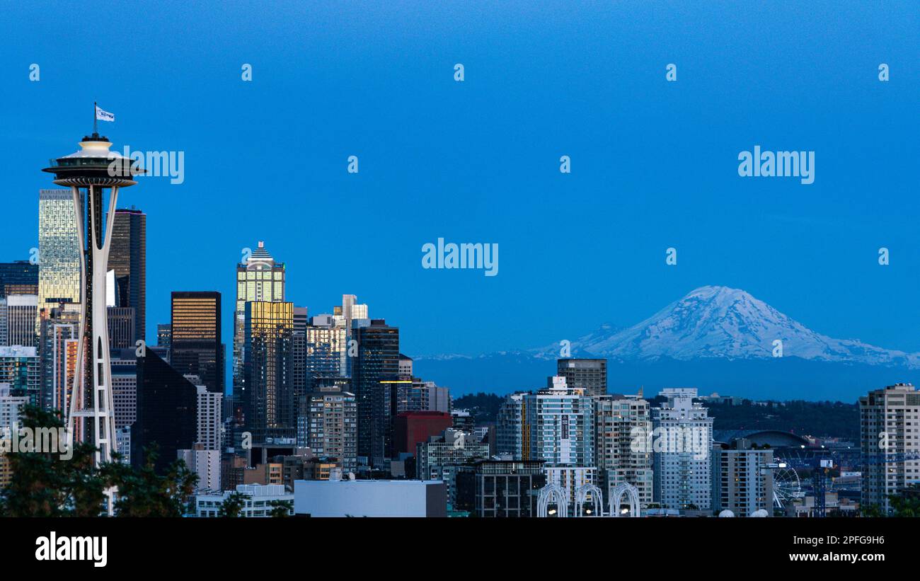 Wunderschöne Aussicht auf die Skyline von Seattle während der Blue Hour mit klarem Blick auf Mount Rainier im Hintergrund. Blick vom Kerry Park. Stockfoto