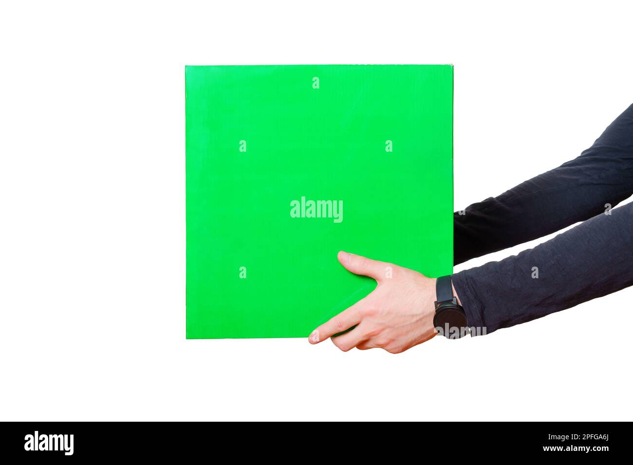 Nahaufnahme der Hände des Kuriers, der vorsichtig einen großen grünen Kasten auf weißem Hintergrund übergibt. Lieferung, Logistik und E-Commerce Stockfoto