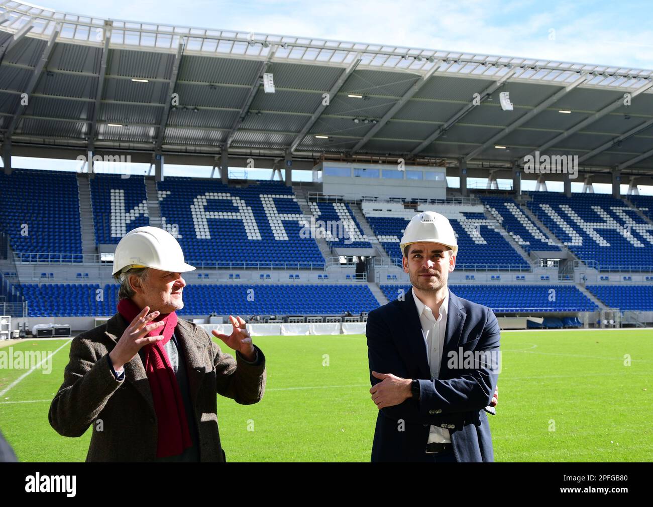 Aktueller Stand des Wildparkstadionsneubau, Karlsruhe Begehung mit Oberbürgermeister Dr. Frank Mentrup, ZECH-Vorstandsmitglied Harald Supper und KSC-Ge Stockfoto