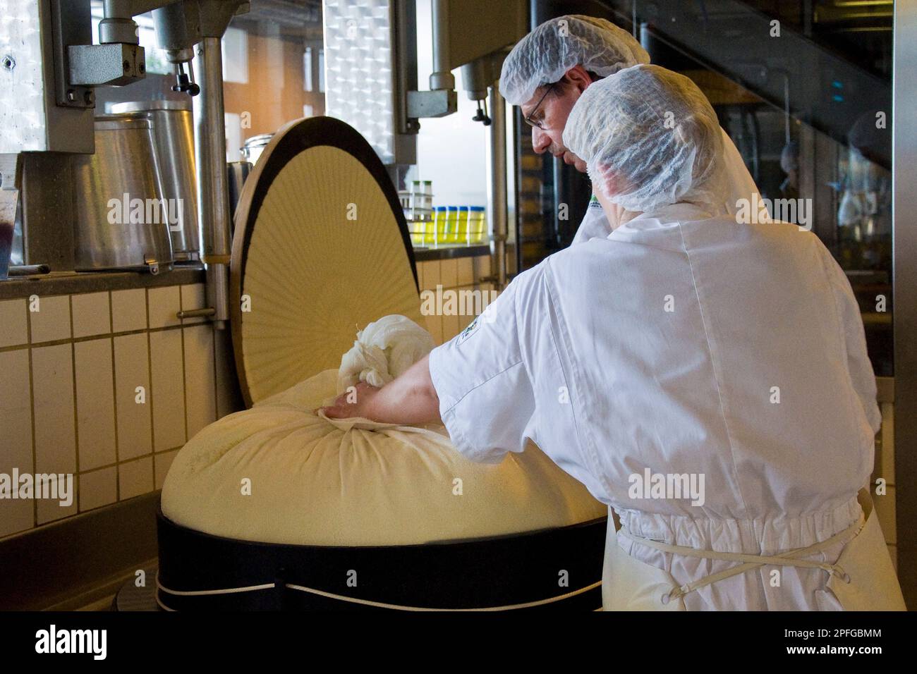 Schweiz, Kanton Bern, Affoltern Im Emmental, Molkerei-Produktion von Emmentaler Käse, Käse-Herstellung Stockfoto