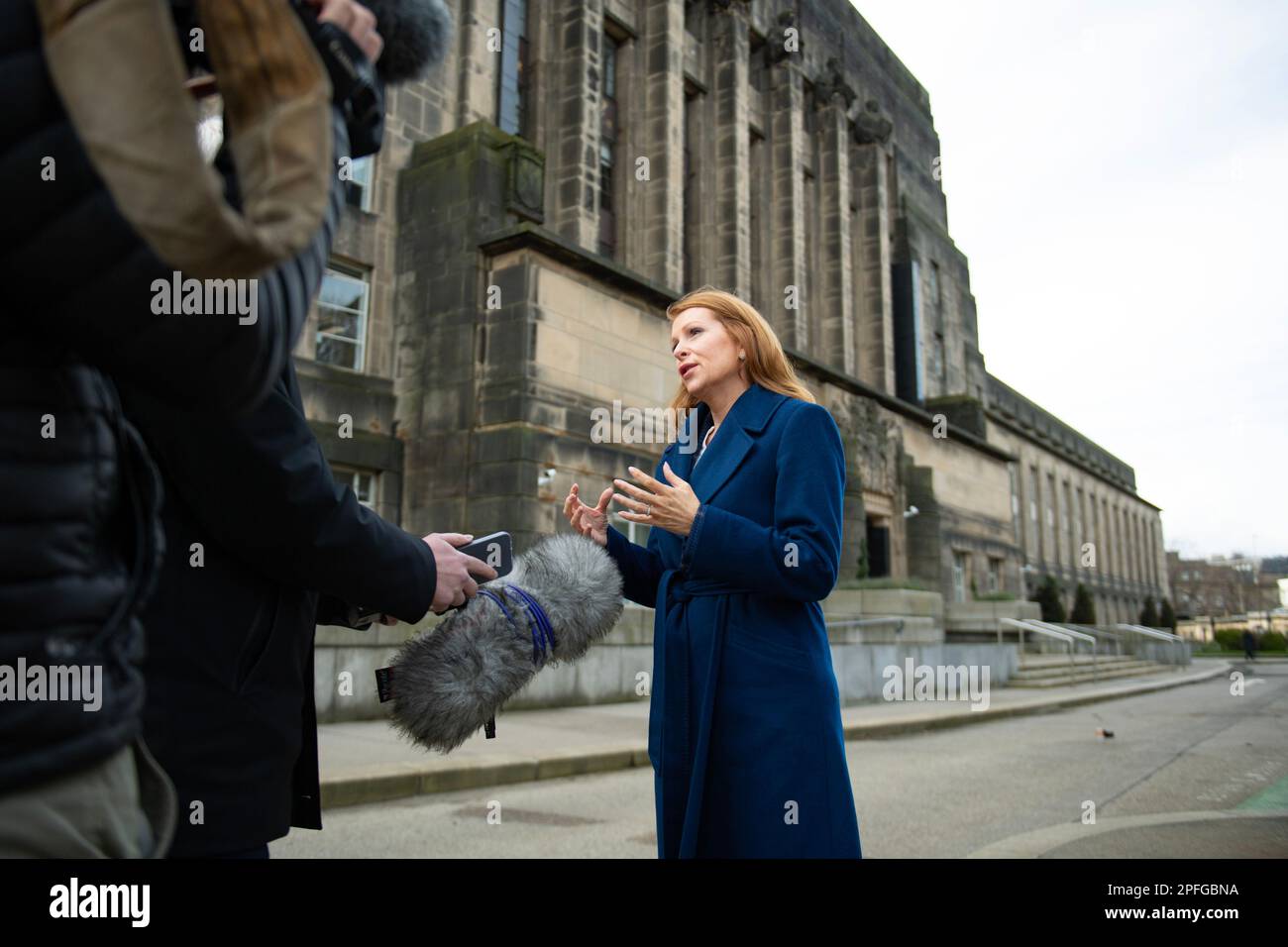 Edinburgh, Schottland, Großbritannien. 17. März 2023.BILD: Ash Regan MSP gesehen, wie sie das St. Andrews House in Edinburgh nach ihrem Treffen mit der Ständigen Sekretärin der schottischen Regierung verlässt. Ash Regan steht für die Führungsposition der Scottish National Party (SNP), und wer immer der Gewinner ist, wird auch der nächste erste schottische Minister. Kredit: Colin D Fisher/CDFIMAGES.COM Ash Regan trifft heute mit dem Ständigen Sekretär Ash Regan zusammen und traf den Ständigen Sekretär der schottischen Regierung, John-Paul Marks, um ihre politischen Positionen für eine Regan-geführte Regierung darzulegen. Ash Regan sagte: „Es war mir ein Vergnügen, Sie kennenzulernen Stockfoto