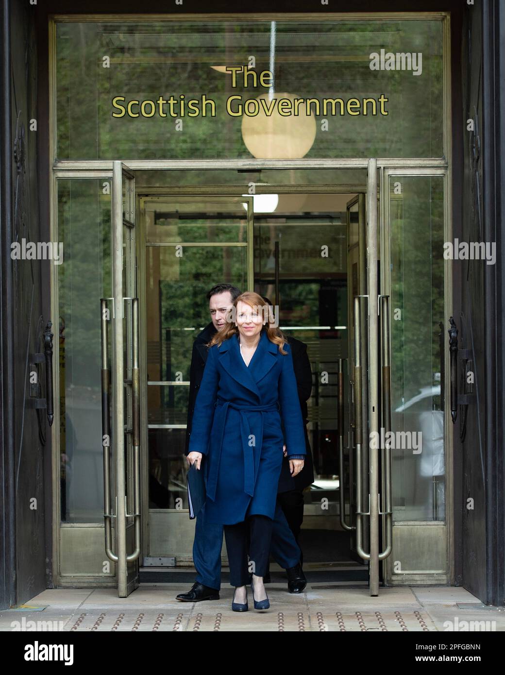 Edinburgh, Schottland, Großbritannien. 17. März 2023.BILD: Ash Regan MSP gesehen, wie sie das St. Andrews House in Edinburgh nach ihrem Treffen mit der Ständigen Sekretärin der schottischen Regierung verlässt. Ash Regan steht für die Führungsposition der Scottish National Party (SNP), und wer immer der Gewinner ist, wird auch der nächste erste schottische Minister. Kredit: Colin D Fisher/CDFIMAGES.COM Ash Regan trifft heute mit dem Ständigen Sekretär Ash Regan zusammen und traf den Ständigen Sekretär der schottischen Regierung, John-Paul Marks, um ihre politischen Positionen für eine Regan-geführte Regierung darzulegen. Ash Regan sagte: „Es war mir ein Vergnügen, Sie kennenzulernen Stockfoto